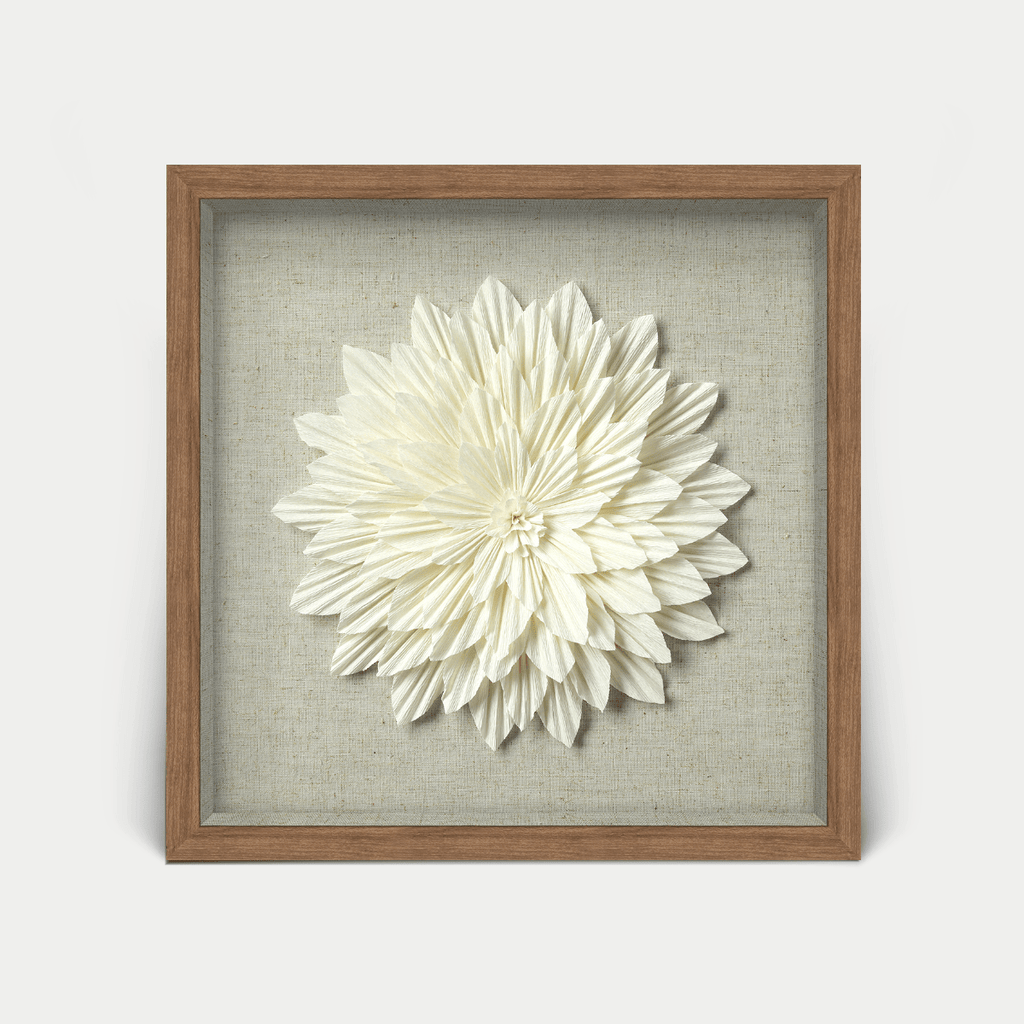 Elegante Wanddeko: Weiße Kreppblume im dunklen Holzrahmen
