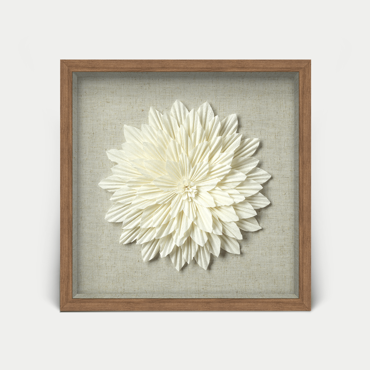 Elegante Wanddeko: Weiße Kreppblume im dunklen Holzrahmen