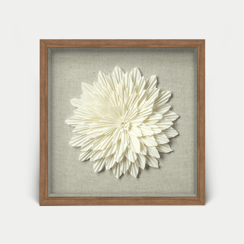 Elegante Wanddeko: Weiße Kreppblume im dunklen Holzrahmen