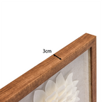 Detail der Rahmentiefe: 3 cm tiefer brauner Holzrahmen