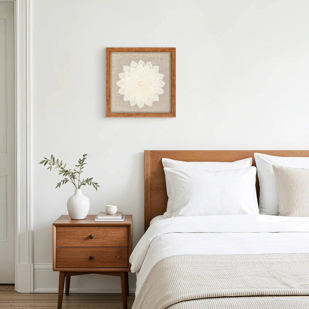 Wanddekoration über dem Bett im Schlafzimmer, skandinavischer Stil, gemütliche Einrichtung.