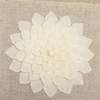 Detailansicht der handgefertigten Krepppapier-Blüte, filigrane Handarbeit, Wandkunst.