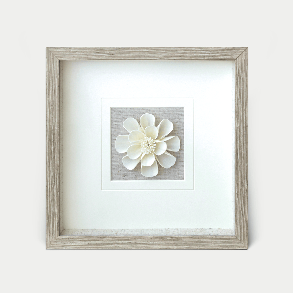 3D Wandbild mit weißen Sola-Blüten und Zweig in modernem grauen Rahmen - Jemento