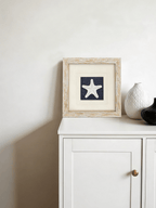 Edles Wandbild Seestern auf weißem Sideboard, maritime Wohnidee - Jemento